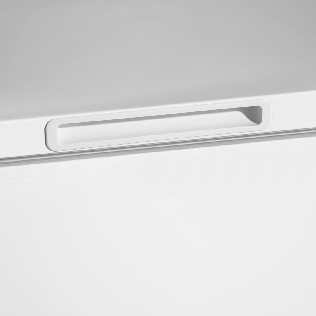 Danby 10.0 cu. ft. Square Model Chest Freezer in White 15 Danby DCF100A6WM 10.0 cu ft chest freezer close up of recessed handle on lid front