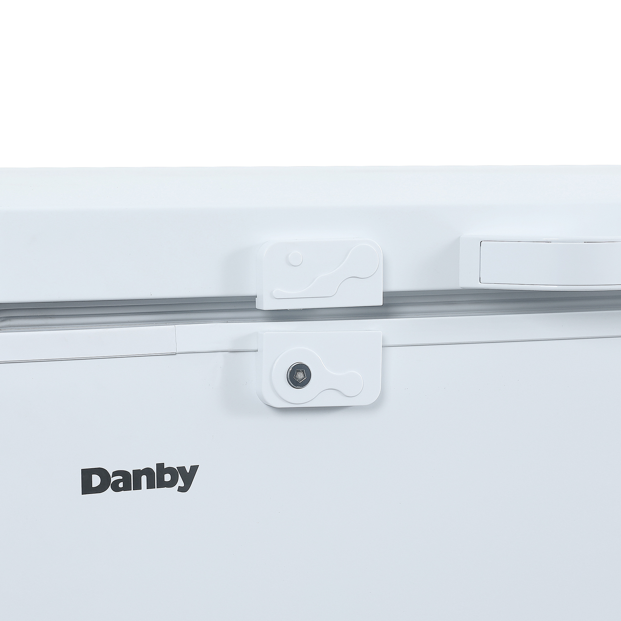 Danby DCFM171A1WDB 17.1 cu ft chest freezer lock and key detail