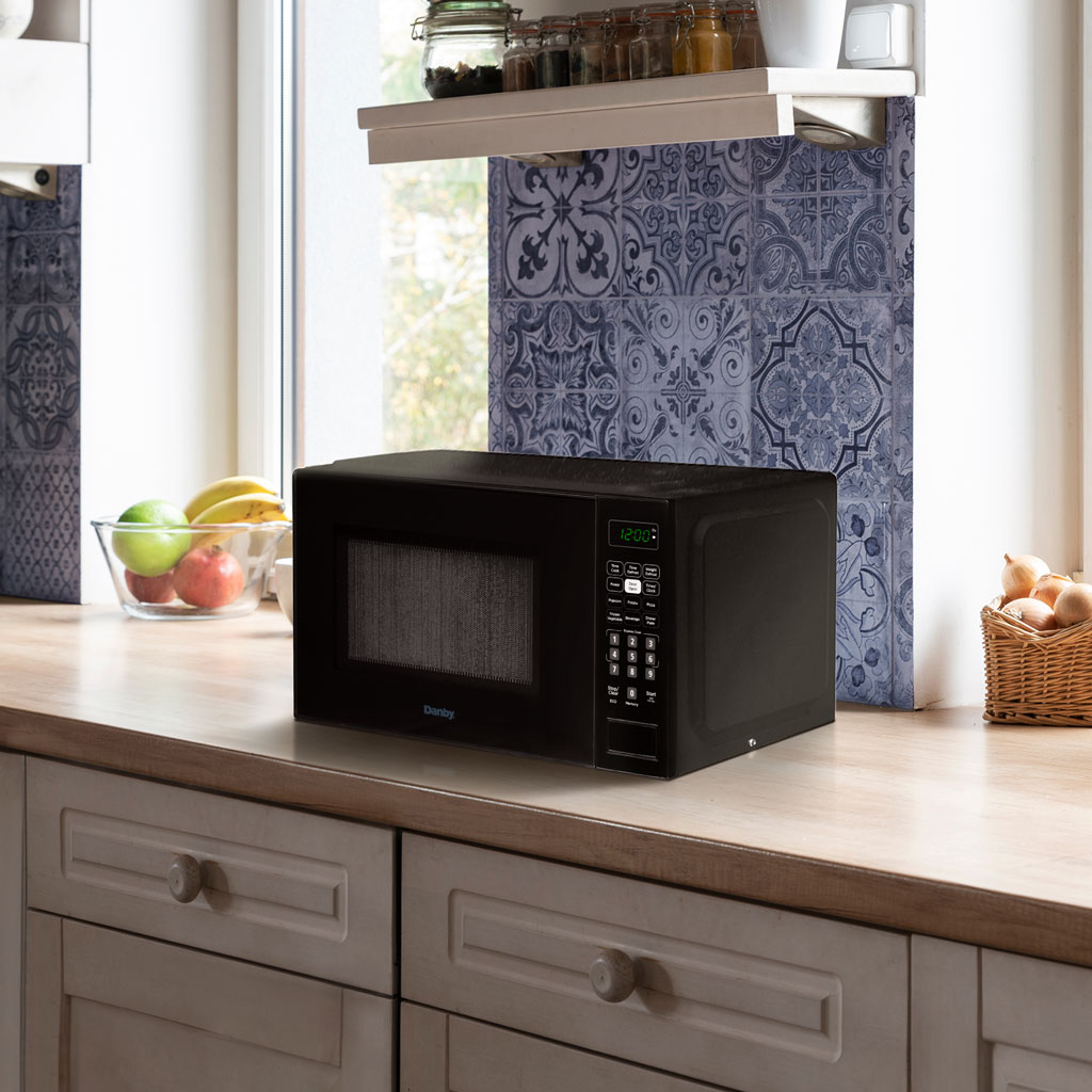 Danby 0.7 cu. ft. Countertop Microwave in Black 5 Danby dbmw0721bbb insetting 2
