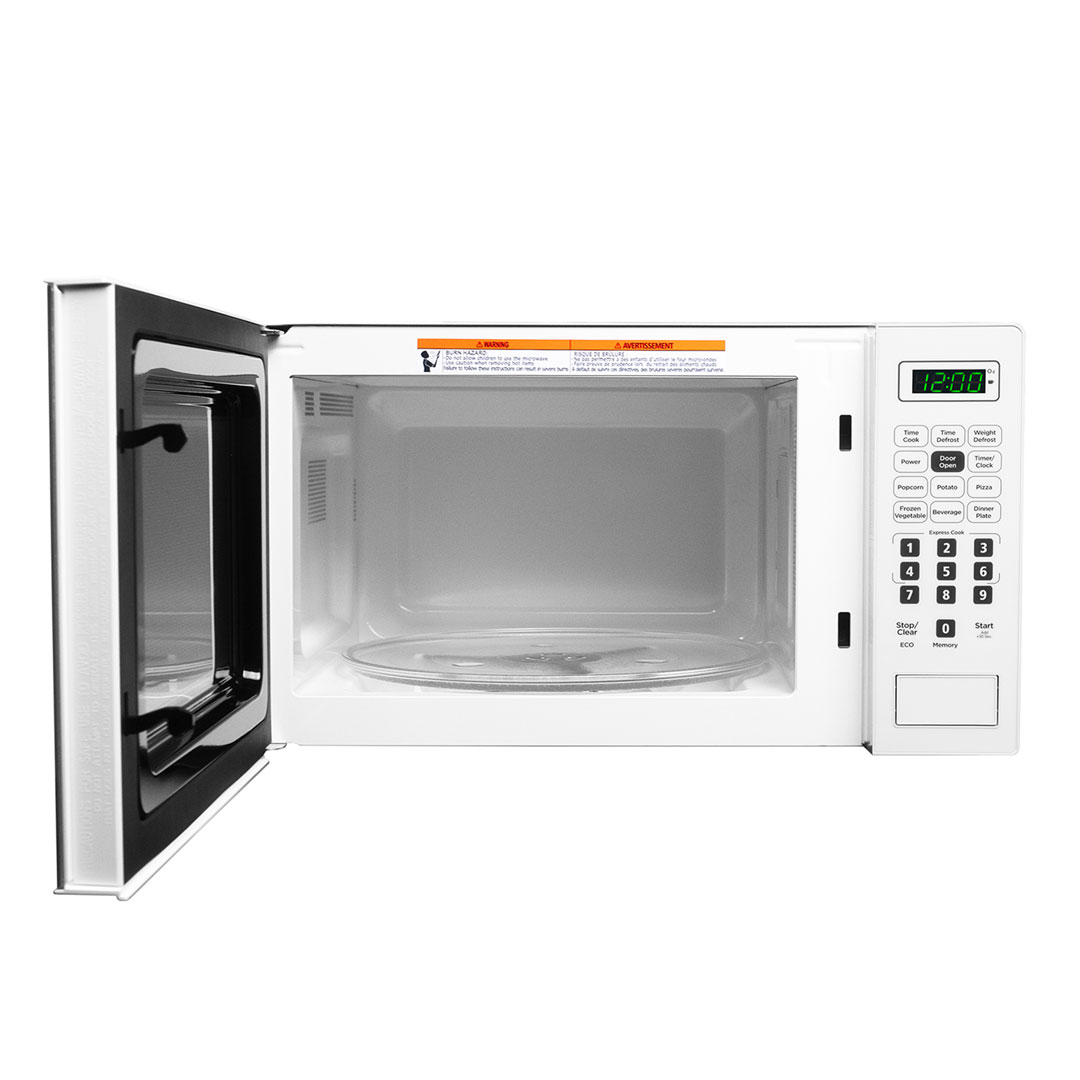 Micro-ondes de comptoir Danby 0,7 pi. cu. blanc 7 Micro-ondes sur comptoir Danby DBMW0721BWW de 0,7 pi3 avec porte ouverte montrant la cavité intérieure et le plateau en verre