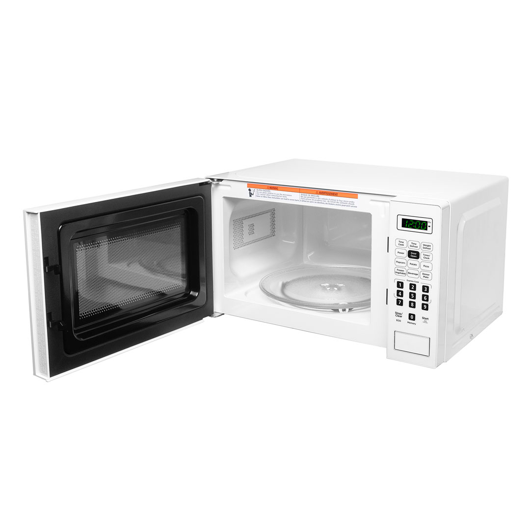 Micro-ondes de comptoir Danby de 0,7 pi3 blanc 8 Danby DBMW0721BWW 0,7 pi cu. ft. micro-ondes de comptoir, vue en angle avec porte ouverte montrant l'espace de cuisson intérieur