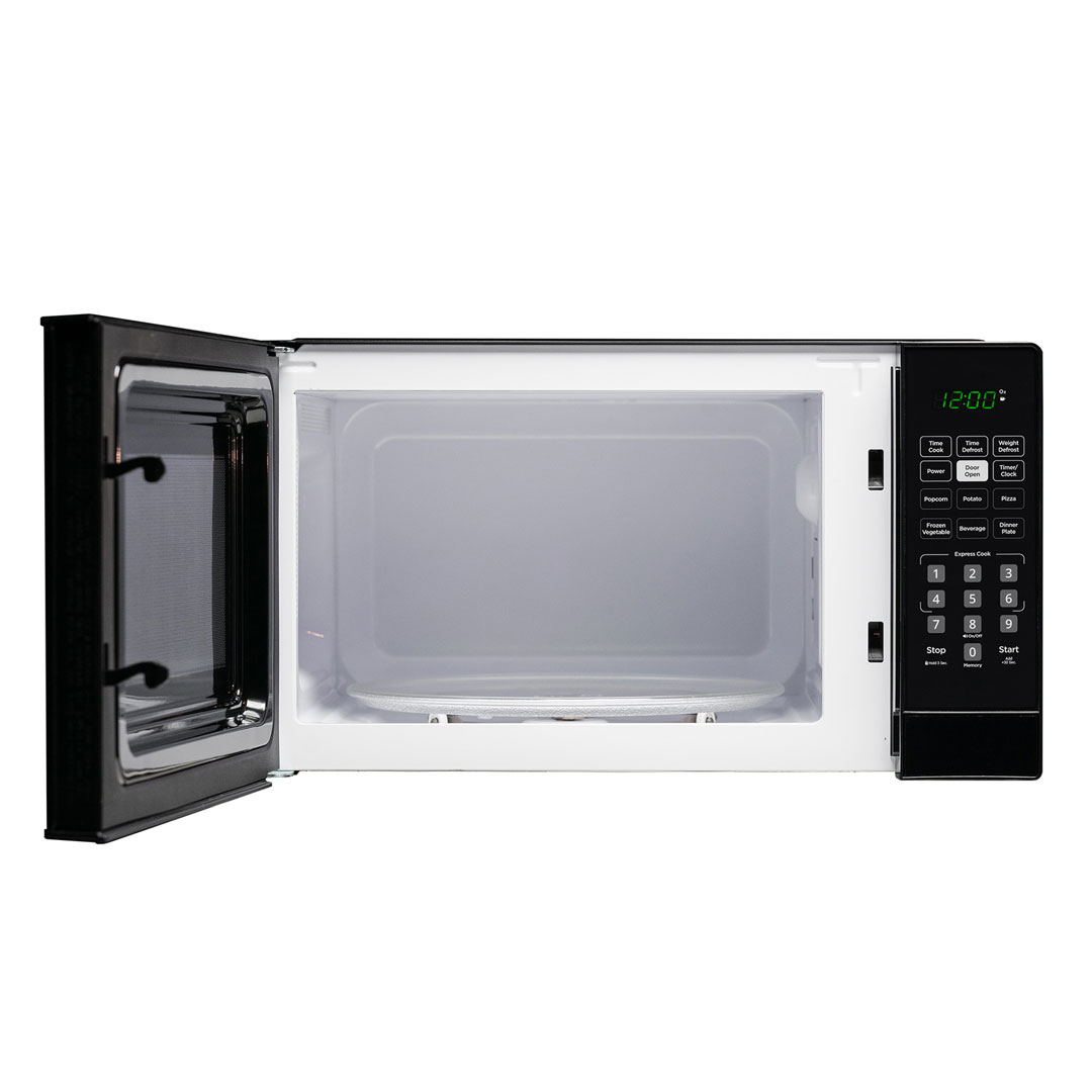 Micro-ondes de comptoir Danby DBMW0921BBB de 0,9 pi³, porte ouverte révélant la cavité intérieure et le plateau tournant en verre