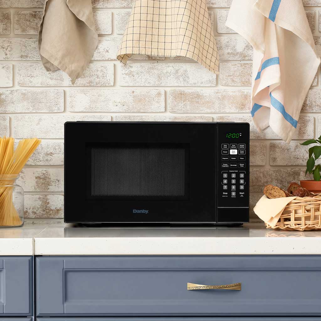 Micro-ondes de comptoir Danby DBMW0921BBB de 0,9 pi³ sur le comptoir de cuisine dans un cadre de cuisine moderne