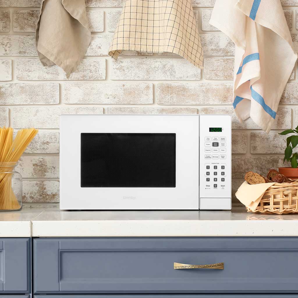 Danby 0.9 cu. ft. Countertop Microwave in White 4 Danby dbmw0921bww insetting 1