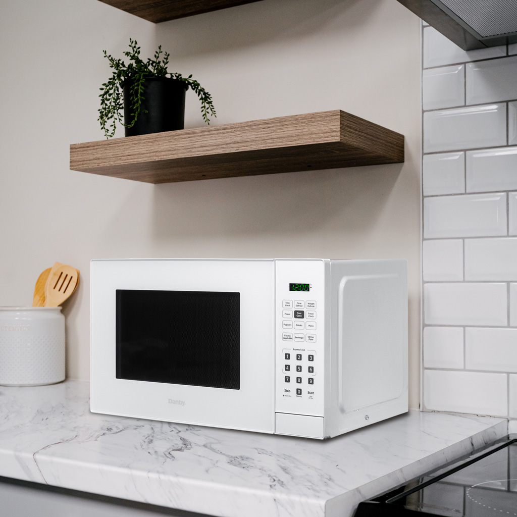 Danby 0.9 cu. ft. Countertop Microwave in White 5 Danby dbmw0921bww insetting 2