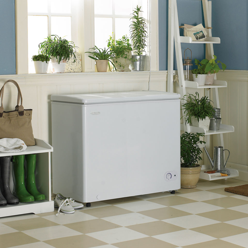 Danby 7.2 cu. ft. Chest Freezer in White 4 Danby dcf072a3wdb insetting 1