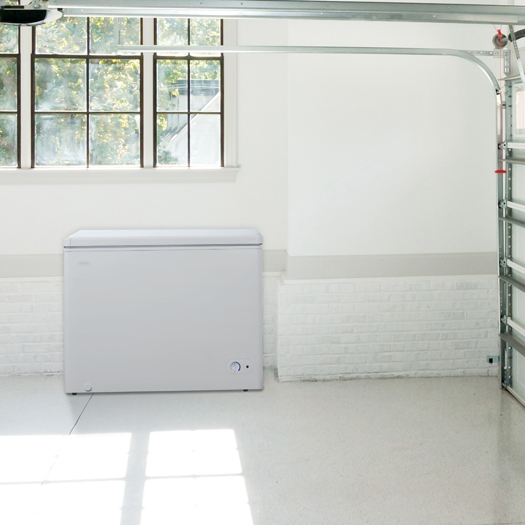 Danby 7.2 cu. ft. Chest Freezer in White 5 Danby dcf072a3wdb insetting 2