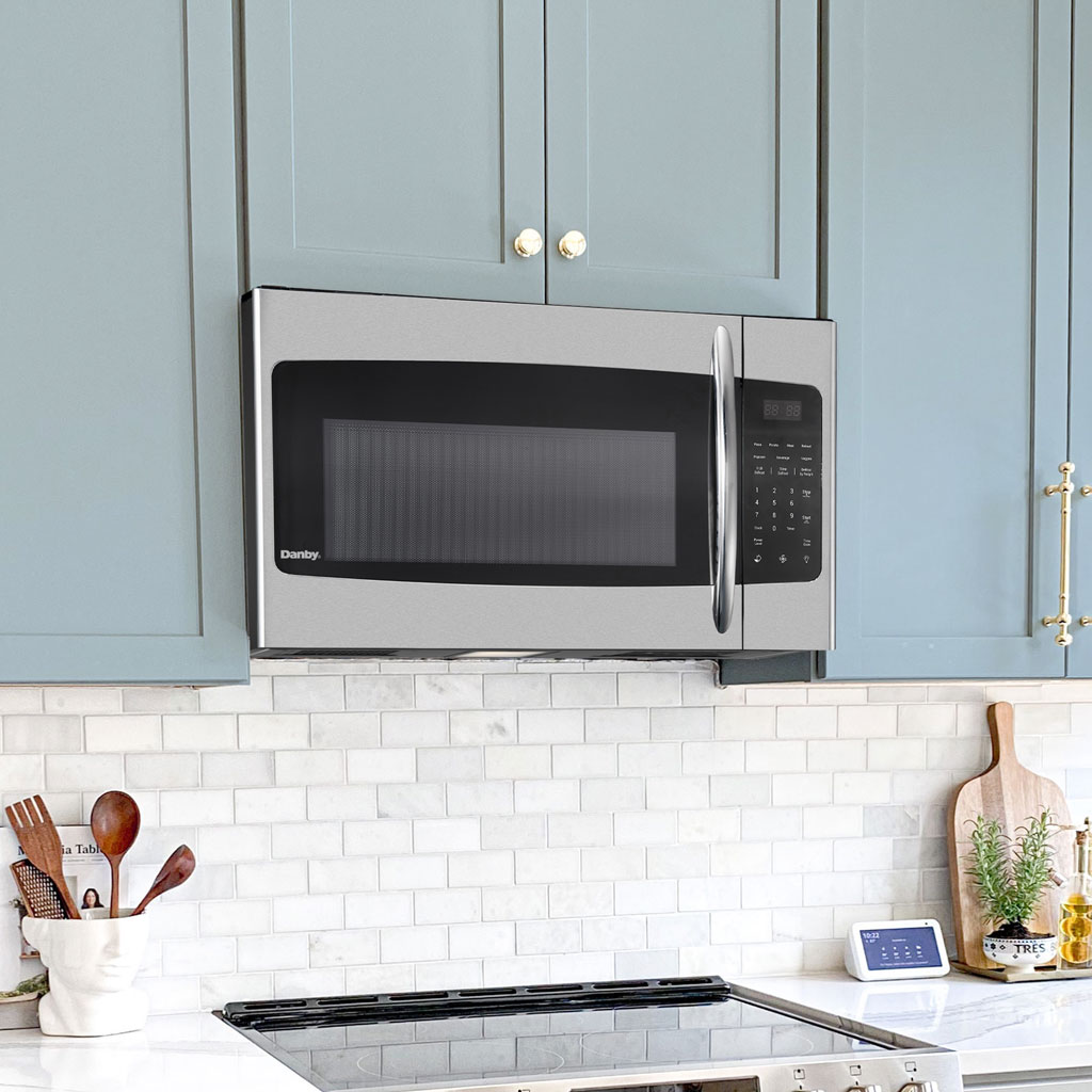 Micro-ondes à poser au-dessus de la cuisinière Danby DOM16A2SSDB de 1,6 cu ft, installé au-dessus de la cuisinière dans une cuisine moderne