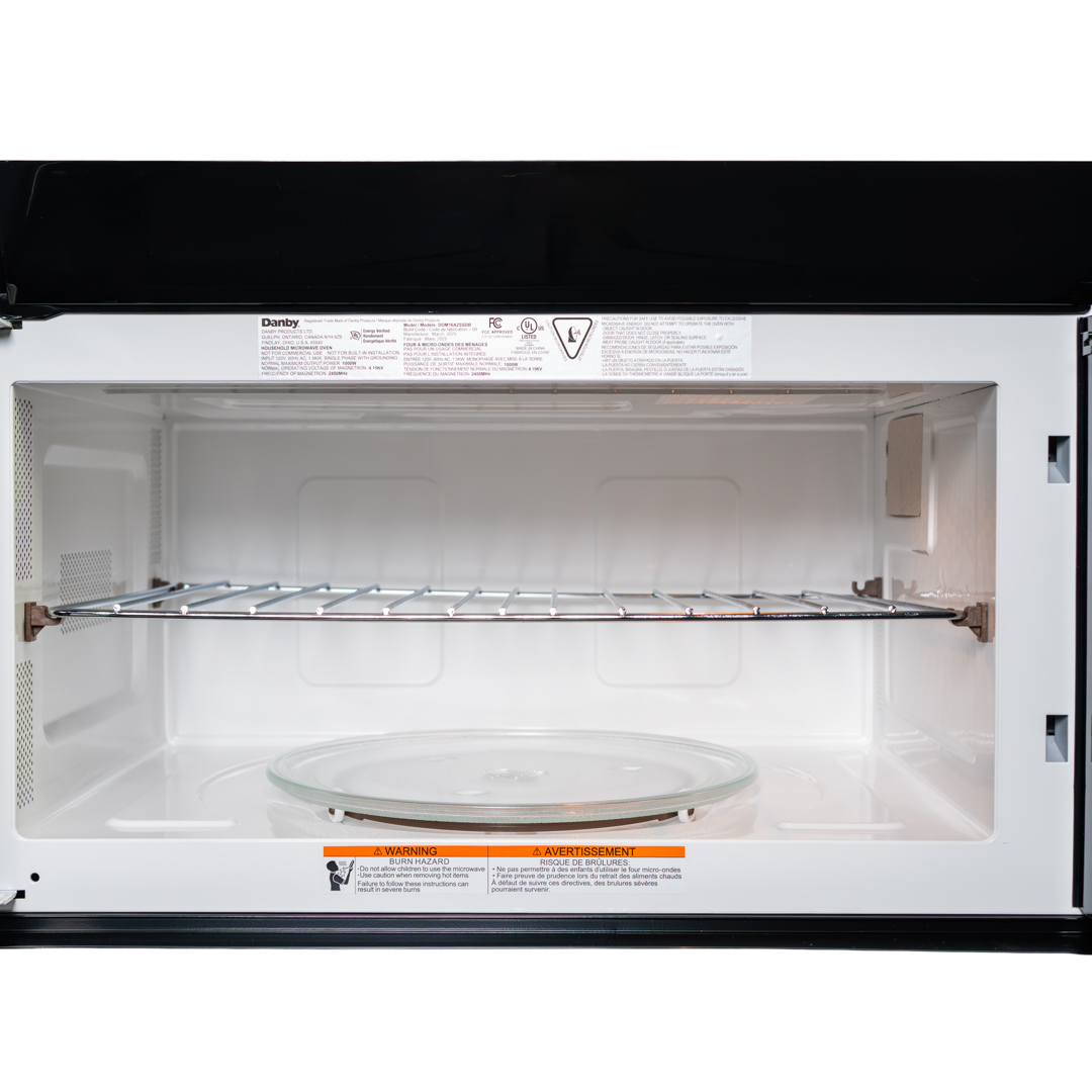 Micro-ondes à poser au-dessus de la cuisinière Danby DOM16A2SSDB de 1,6 cu ft : conception de la grille intérieure et de la cavité