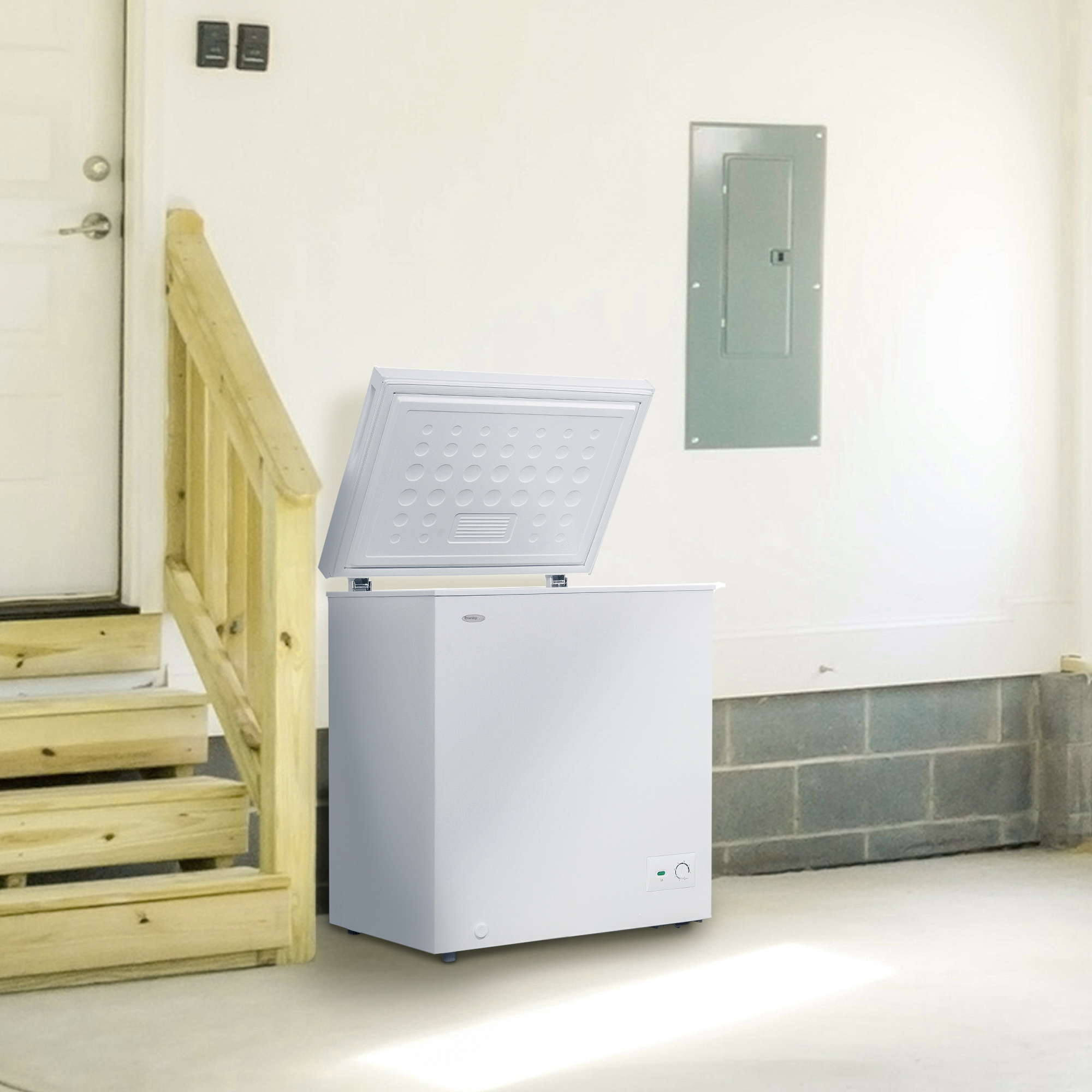 Danby 5.0 cu. ft. Chest Freezer in White 5 Danby DCF050B1WM Insetting2