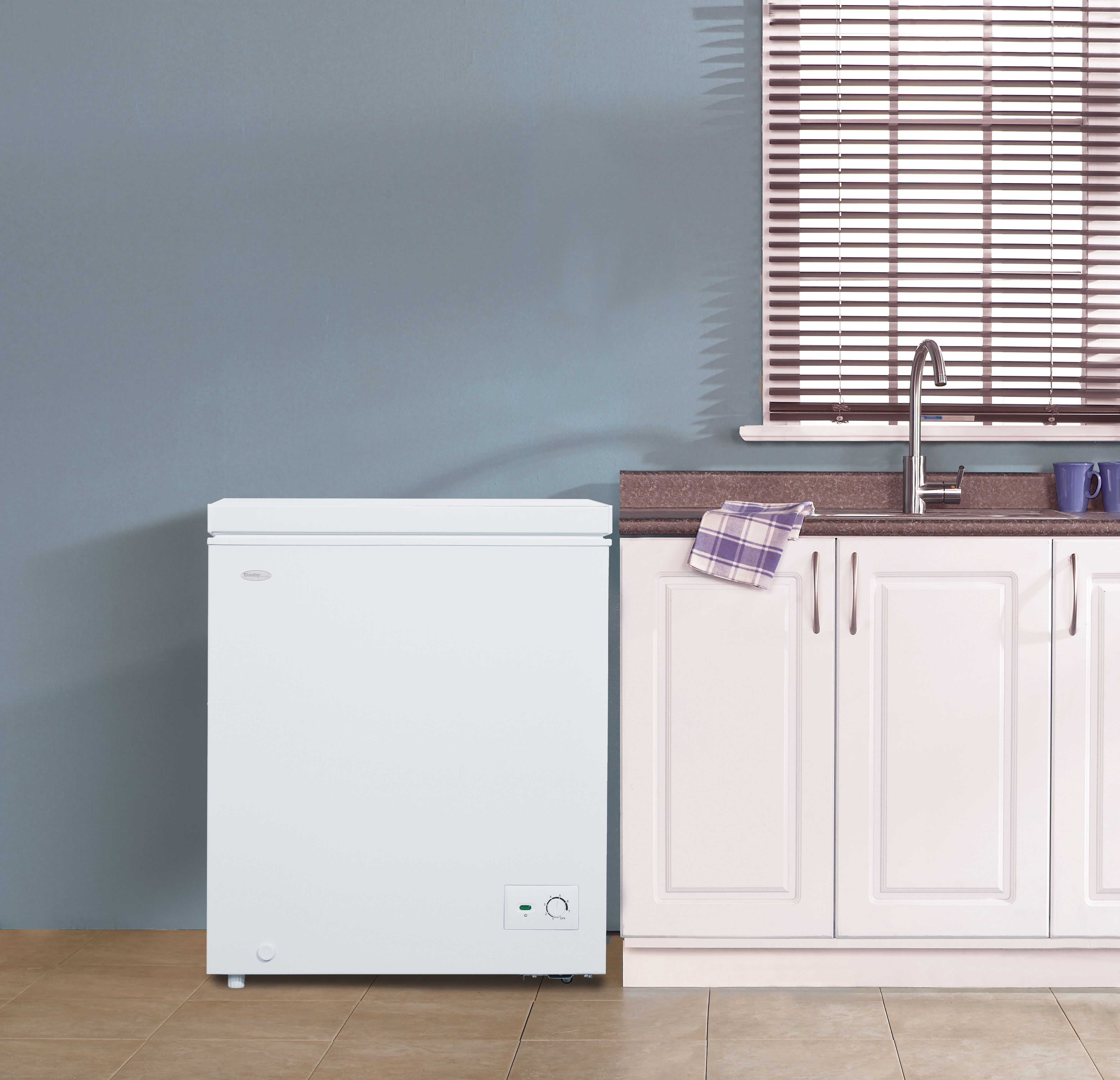 Danby 5.0 cu. ft. Chest Freezer in White 6 Danby DCF050B1WM Setting