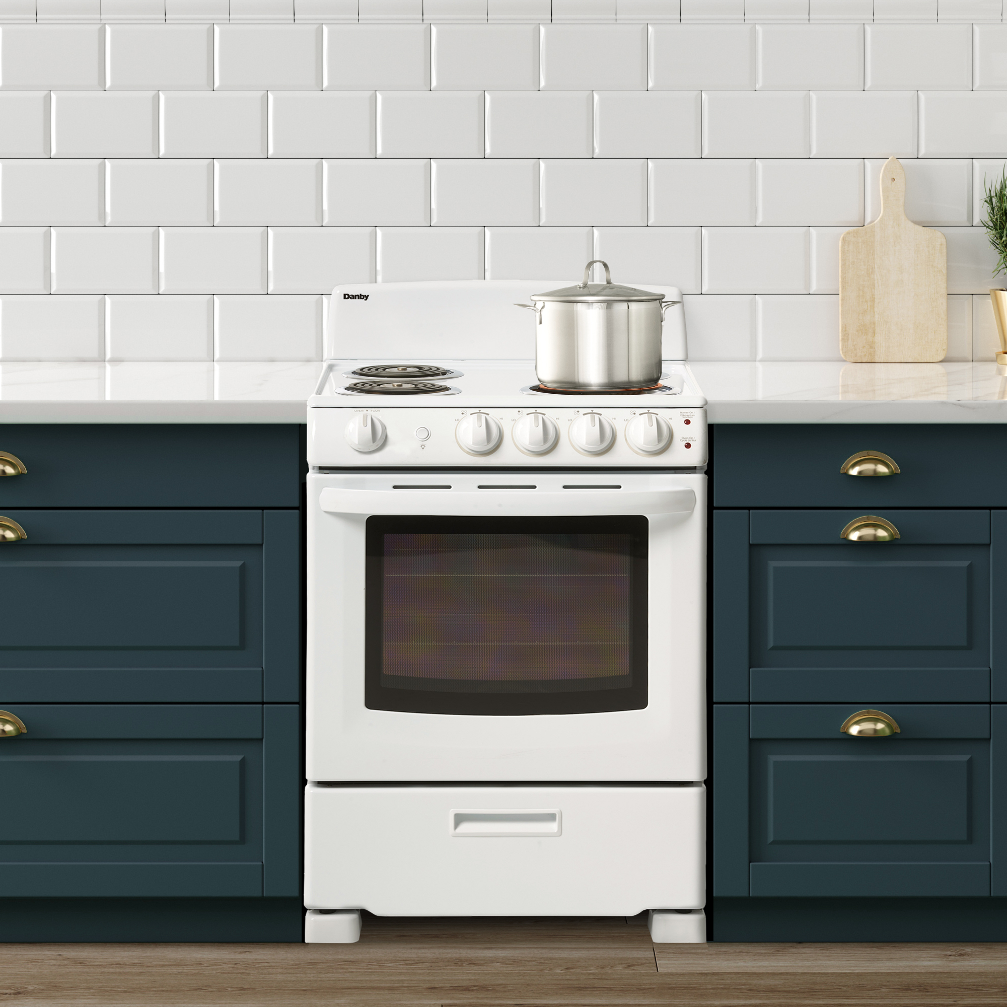 Danby 24" Wide Electric Range in White 9 Danby DER244WC Insetting