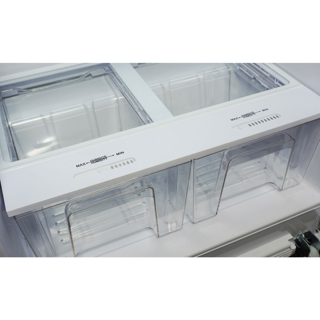 Danby DAR170A3WDD 17.0 cu ft apartment fridge crisper drawer detail