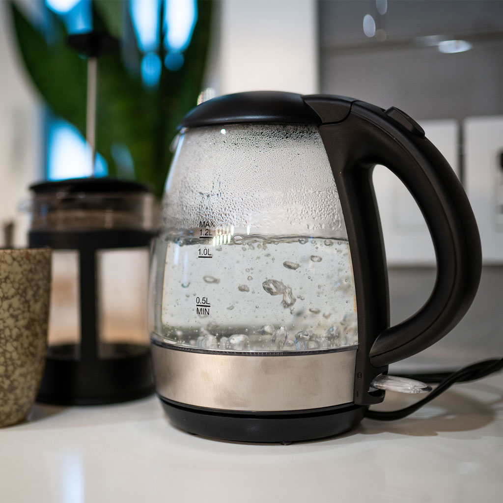 Danby 1.2L Glass Kettle in Black 2 Danby dbkt12013bd11 insetting 1