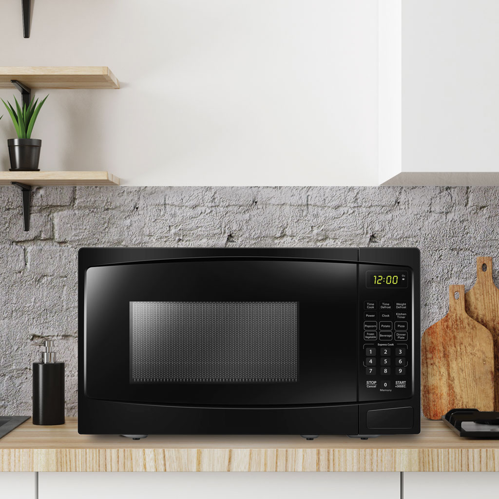 Danby 1.1 cu. ft. Countertop Microwave in Black 4 Danby dbmw1120bbb insetting 1