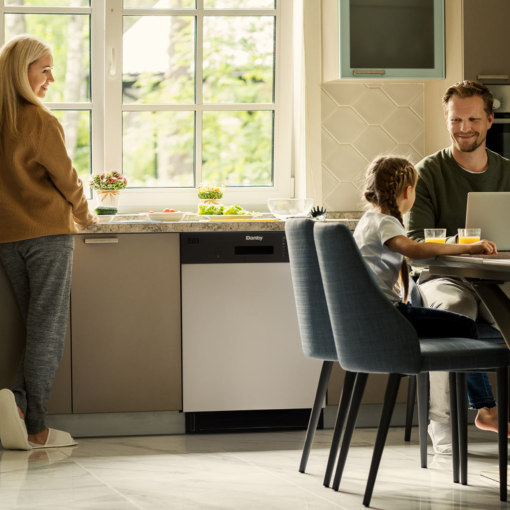 Danby DDW2404EBSS 24 inch built-in dishwasher feature graphic highlighting quiet operation