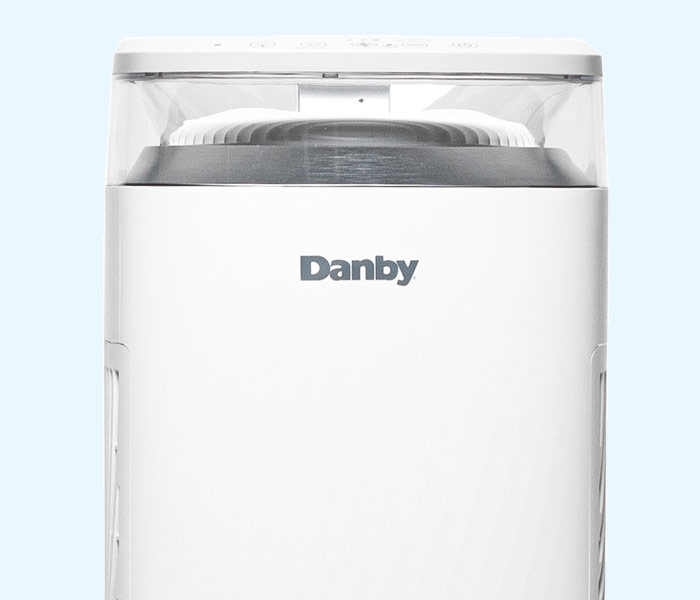 Purificateur d'air Danby Appliances Air Care avec sortie d'air supérieure et panneau supérieur transparent, vu de face sur un fond uni