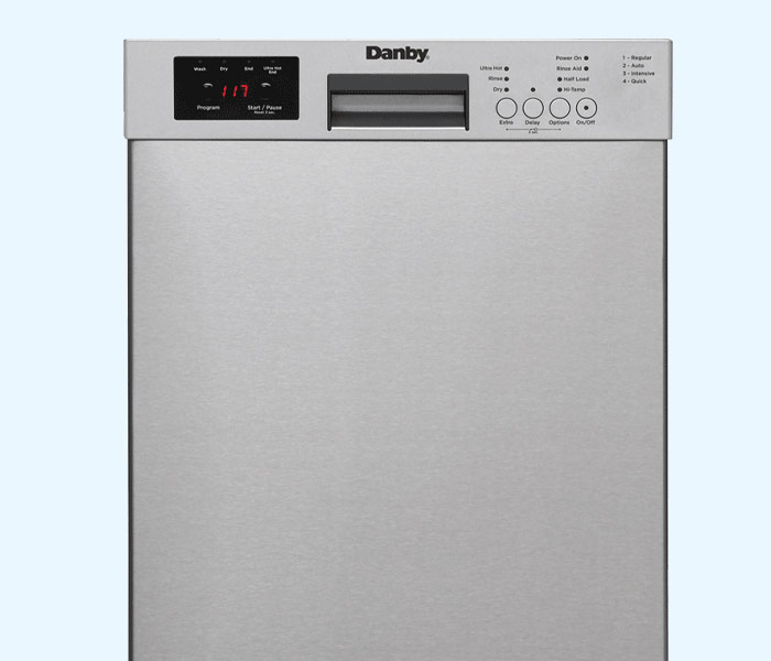 Lave-vaisselle encastrable en acier inoxydable de marque Danby avec panneau de commande supérieur et affichage numérique, vu de face sur fond uni