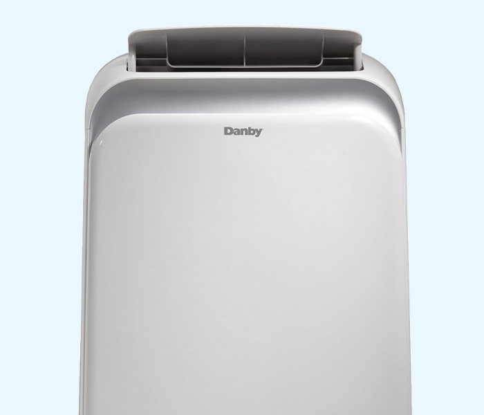 Climatiseur portatif Danby pour le chauffage et le refroidissement avec diffuseur d'air supérieur, vu de face sur un fond uni