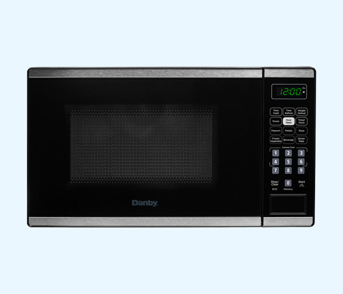 Micro-ondes de comptoir Danby avec écran numérique et panneau de commande présenté dans une vue avant nette sur fond uni