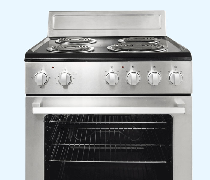 Cuisinière électrique Danby avec quatre brûleurs à spirale et boutons de commande frontaux, présentée dans une finition en acier inoxydable avec porte de four en dessous sur fond uni